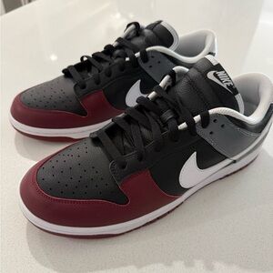 Nike Men's Black and Burgundy DUNKS